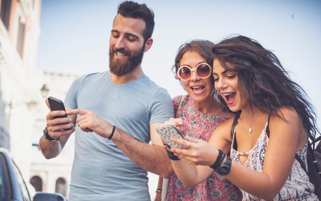 Jeunes utilisant la connexion Internet avec Direct To Cell