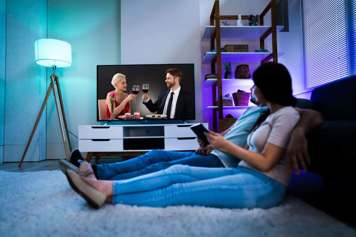 couple profitant d'un service d'IPTV légal