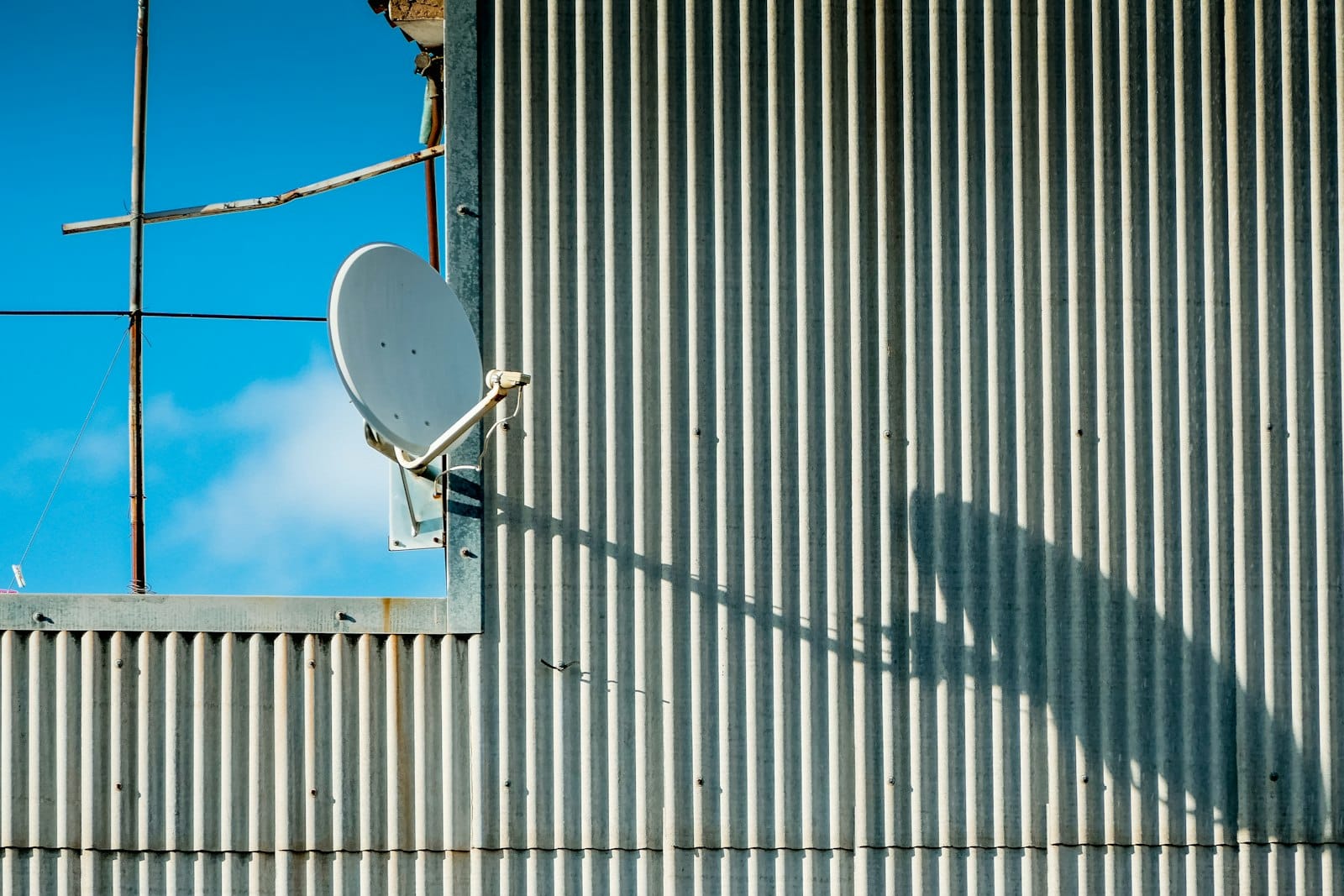 Antenne parabolique fixée sur le toit d'une maison pour capter une connexion internet par satellite en zone blanche