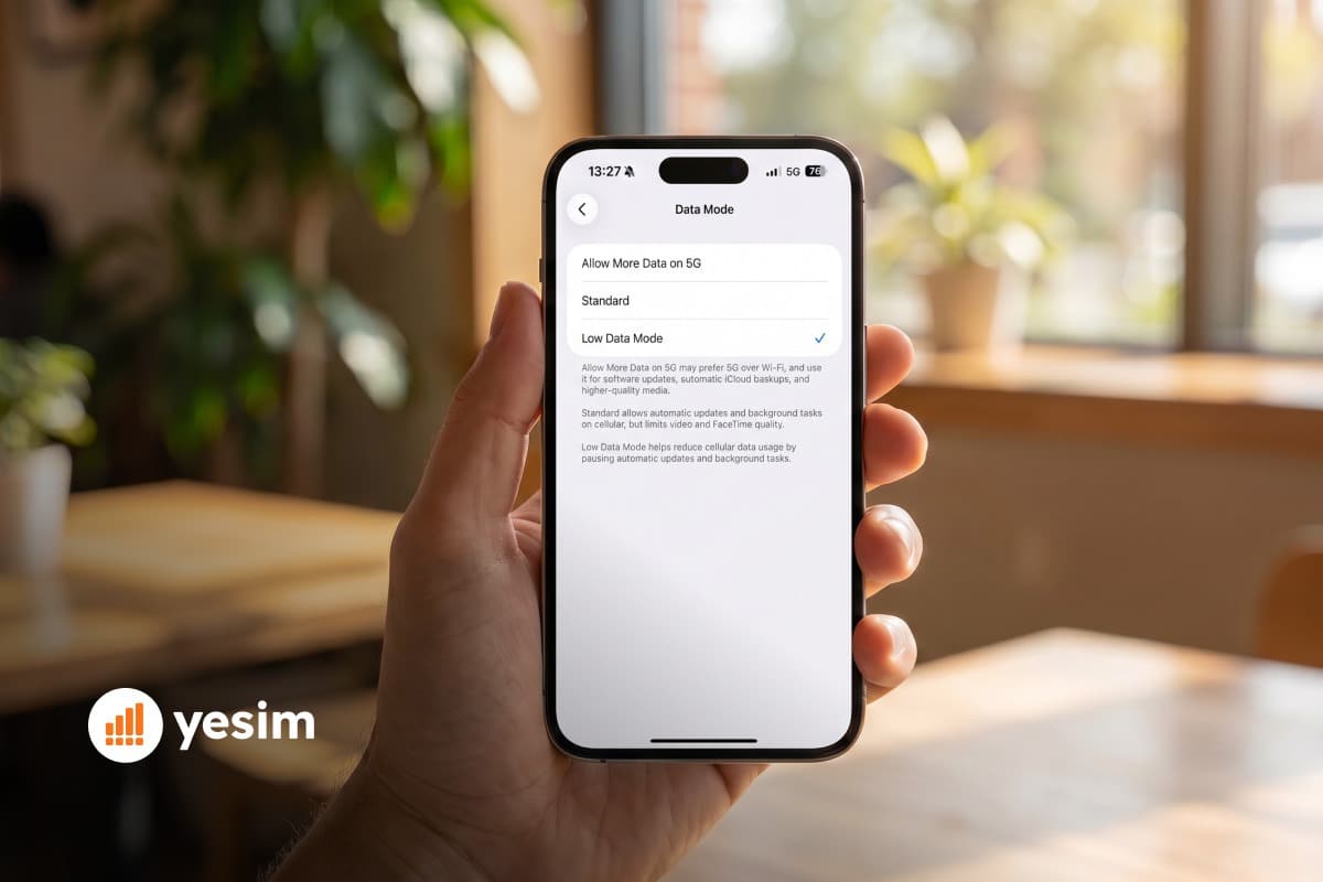 Main tenant un smartphone avec l'écran de réglage des données, pour illustrer l'installation d'une eSIM Yesim