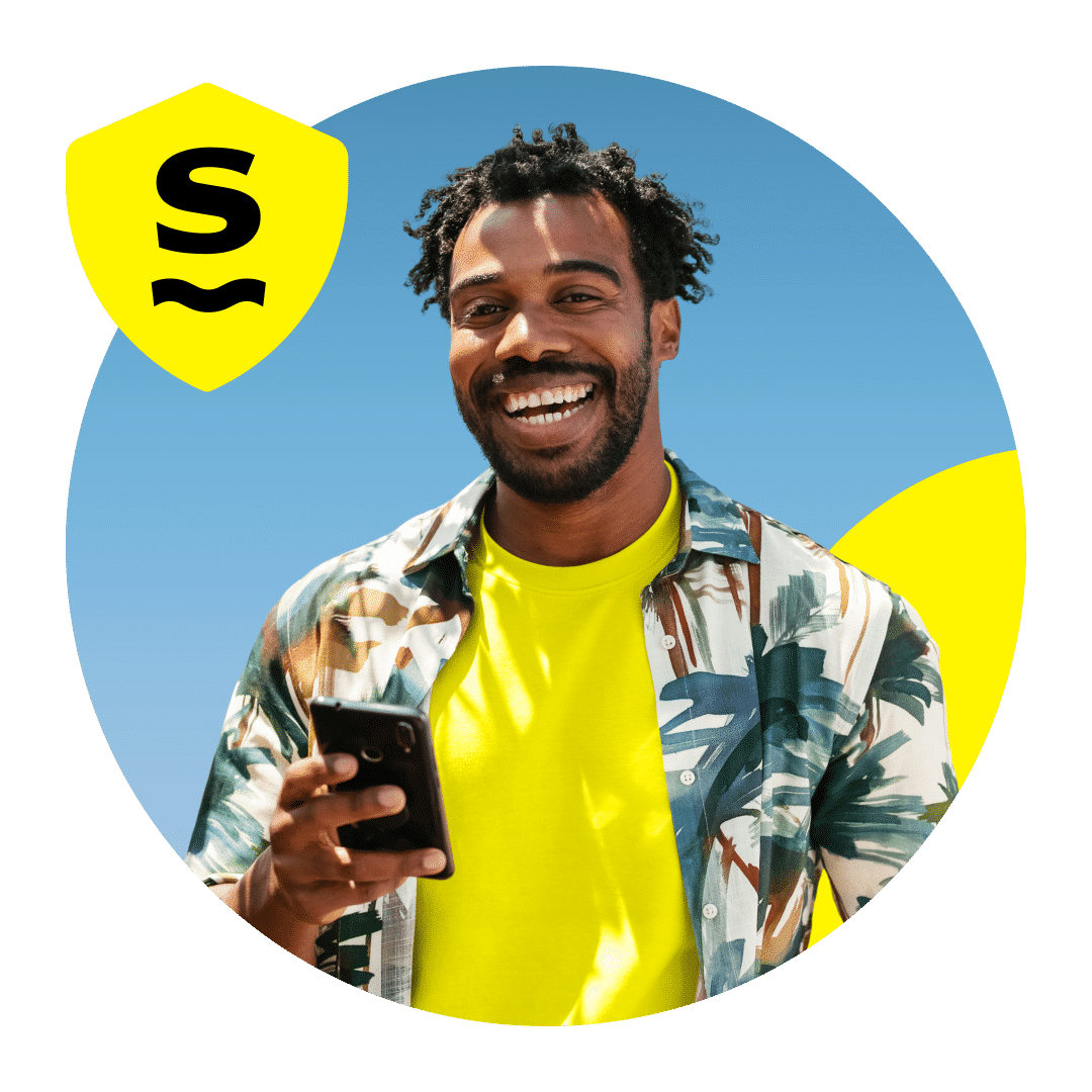 Voyageur connecté avec l'eSIM de voyage Saily