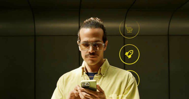 Voyageur consultant son forfait eSIM sur son smartphone
