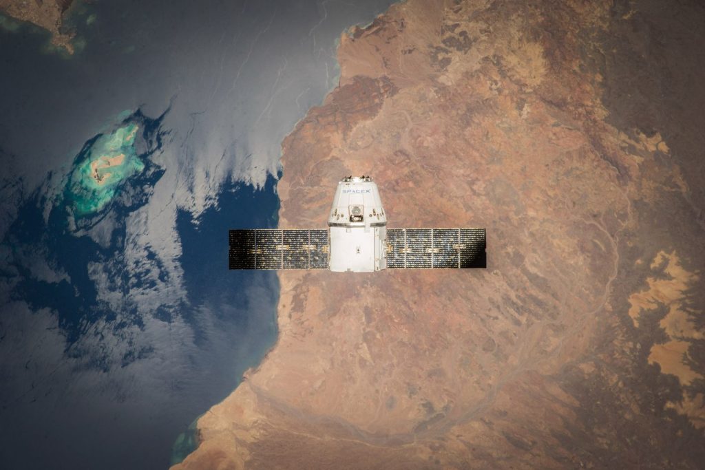Satellite de communication en orbite basse au-dessus de la Terre, illustration du projet d'opérateur mobile Starlink Mobile