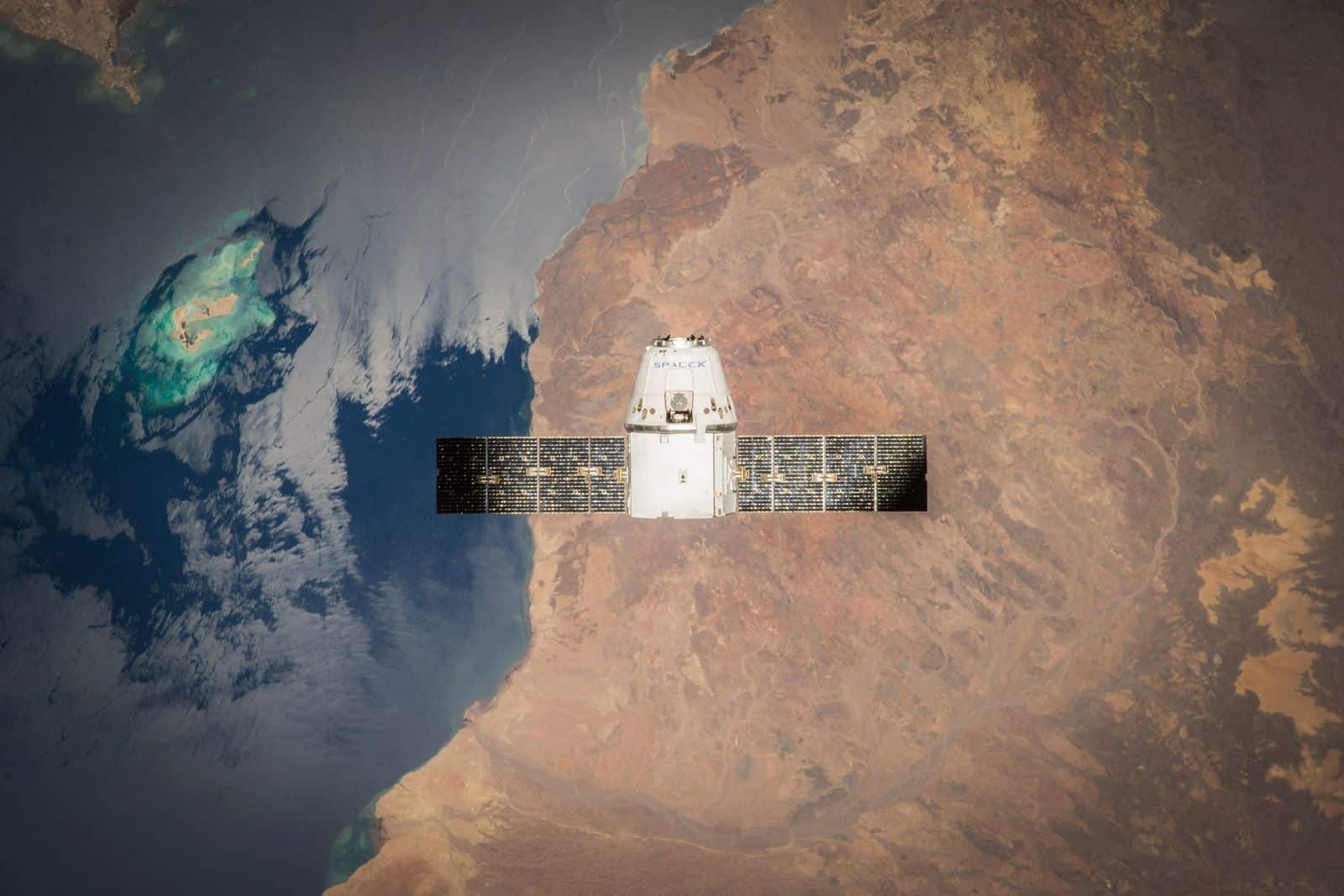 Satellite de communication en orbite basse au-dessus de la Terre, illustration du projet d'opérateur mobile Starlink Mobile